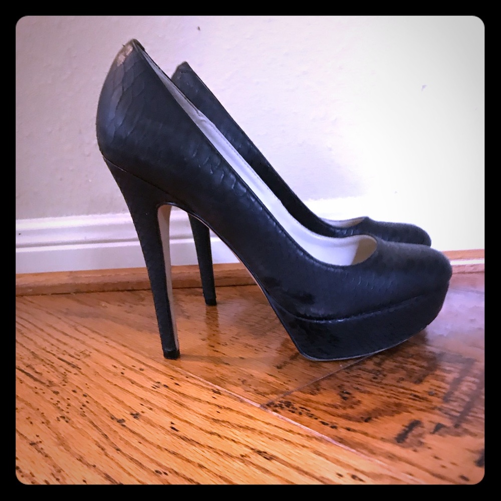 Black leather snake print ALDO Heeld. GUC 7